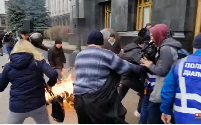 Поджег себя сам: у Офиса президента мужчина пылал у всех на глазах (ФОТО 18+) Фото № 1 Поджег себя сам: у Офиса президента мужчина пылал у всех на глазах (ФОТО 18+) Фото № 1