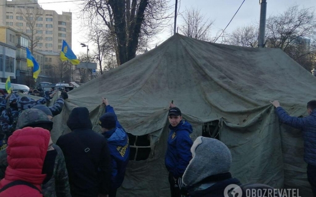 Копья, камни, газ и зеленка: под Верховной Радой митинги (ФОТО, ВИДЕО) Фото № 11 Копья, камни, газ и зеленка: под Верховной Радой митинги (ФОТО, ВИДЕО) Фото № 11