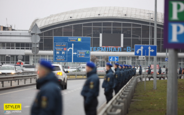 Встречали на коленях: в Борисполь прибыл экипаж с телами украинцев (ФОТО, ВИДЕО) Фото № 10 Встречали на коленях: в Борисполь прибыл экипаж с телами украинцев (ФОТО, ВИДЕО) Фото № 10
