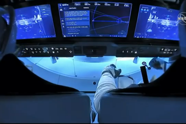 Американский космический корабль Crew Dragon состыковался с международной станцией, планируется выход астронавтов (ВИДЕО) Фото № 1 Американский космический корабль Crew Dragon состыковался с международной станцией, планируется выход астронавтов (ВИДЕО) Фото № 1