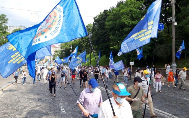 Под зданием парламента и Офисом президента акция протеста: профсоюзы требуют увольнения Третьяковой (ФОТО, ВИДЕО) Фото № 2 Под зданием парламента и Офисом президента акция протеста: профсоюзы требуют увольнения Третьяковой (ФОТО, ВИДЕО) Фото № 2