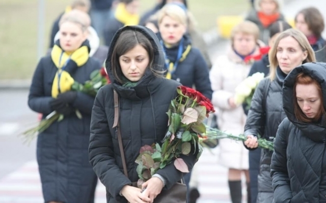 Встречали на коленях: в Борисполь прибыл экипаж с телами украинцев (ФОТО, ВИДЕО) Фото № 6 Встречали на коленях: в Борисполь прибыл экипаж с телами украинцев (ФОТО, ВИДЕО) Фото № 6
