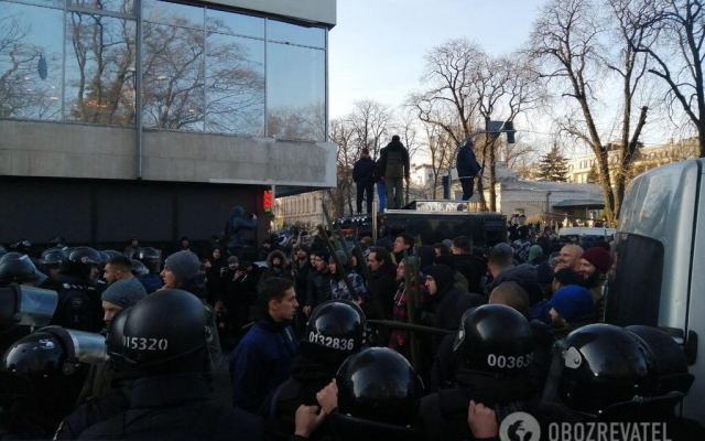 Копья, камни, газ и зеленка: под Верховной Радой митинги (ФОТО, ВИДЕО) Фото № 5 Копья, камни, газ и зеленка: под Верховной Радой митинги (ФОТО, ВИДЕО) Фото № 5