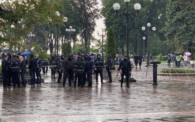 Под Верховной Радой протесты за отставку Арсена Авакова: кого подозревают в лоббировании вопроса (ФОТО, ВИДЕО) Фото № 2 Под Верховной Радой протесты за отставку Арсена Авакова: кого подозревают в лоббировании вопроса (ФОТО, ВИДЕО) Фото № 2