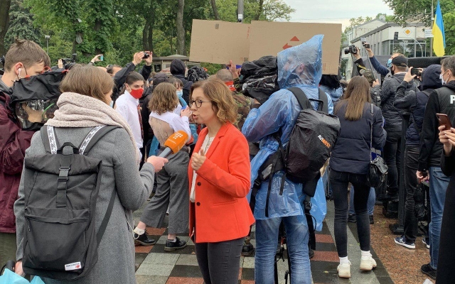 Под Верховной Радой протесты за отставку Арсена Авакова: кого подозревают в лоббировании вопроса (ФОТО, ВИДЕО) Фото № 3 Под Верховной Радой протесты за отставку Арсена Авакова: кого подозревают в лоббировании вопроса (ФОТО, ВИДЕО) Фото № 3
