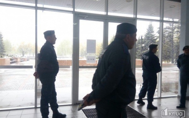 Сессия горсовета Кривого Рога под усиленной охраной Фото № 2 Сессия горсовета Кривого Рога под усиленной охраной Фото № 2