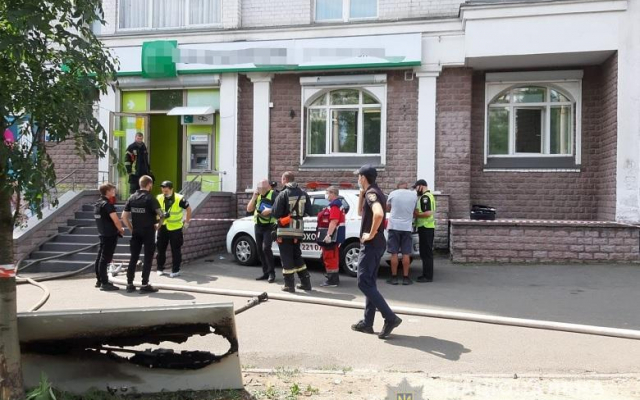 Женщина пыталась ограбить отделение банка в Киеве: теперь ей грозит 15 лет тюрьмы (ФОТО) Фото № 0 Женщина пыталась ограбить отделение банка в Киеве: теперь ей грозит 15 лет тюрьмы (ФОТО) Фото № 0
