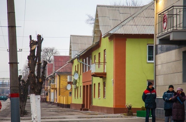 Одна из улиц Кривого Рога запестрила разноцветными домами Фото № 0 Одна из улиц Кривого Рога запестрила разноцветными домами Фото № 0