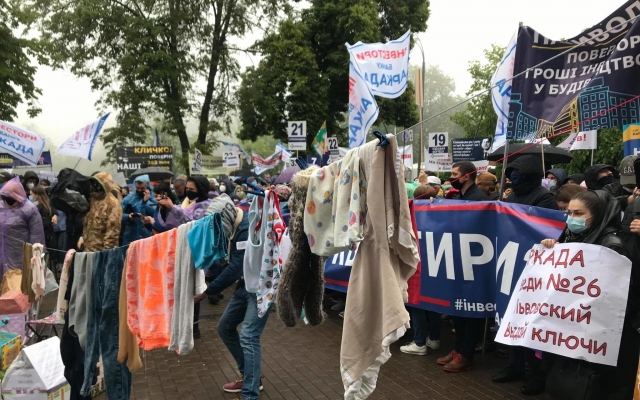 В центре Киева протест: тысяча людей грозятся перекрыть Крещатик и поставить палатки (ФОТО) Фото № 10 В центре Киева протест: тысяча людей грозятся перекрыть Крещатик и поставить палатки (ФОТО) Фото № 10