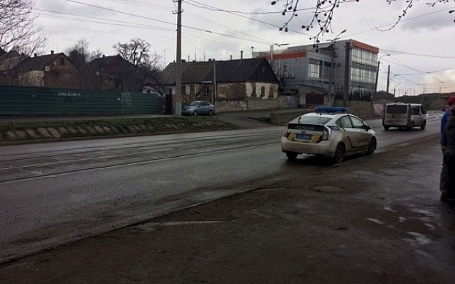 В центре Кривого Рога легковушка врезалась в жилой дом Фото № 4 В центре Кривого Рога легковушка врезалась в жилой дом Фото № 4