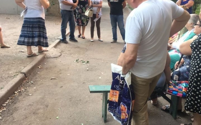 Депутат Металлургического райсовета помог криворожанам и убрал завалившееся дерево с электропровода жилого дома Фото № 2 Депутат Металлургического райсовета помог криворожанам и убрал завалившееся дерево с электропровода жилого дома Фото № 2