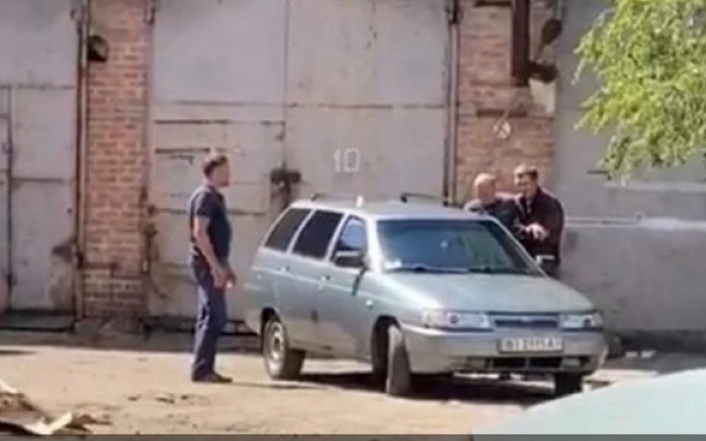 Взявший в заложники начальника УГРО полтавчанин - участник ООС Скрипник Роман: он озвучил свое требование (ФОТО, ВИДЕО) Фото № 1 Взявший в заложники начальника УГРО полтавчанин - участник ООС Скрипник Роман: он озвучил свое требование (ФОТО, ВИДЕО) Фото № 1