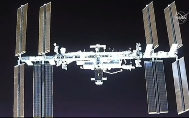 Американский космический корабль Crew Dragon состыковался с международной станцией, планируется выход астронавтов (ВИДЕО) Фото № 3 Американский космический корабль Crew Dragon состыковался с международной станцией, планируется выход астронавтов (ВИДЕО) Фото № 3