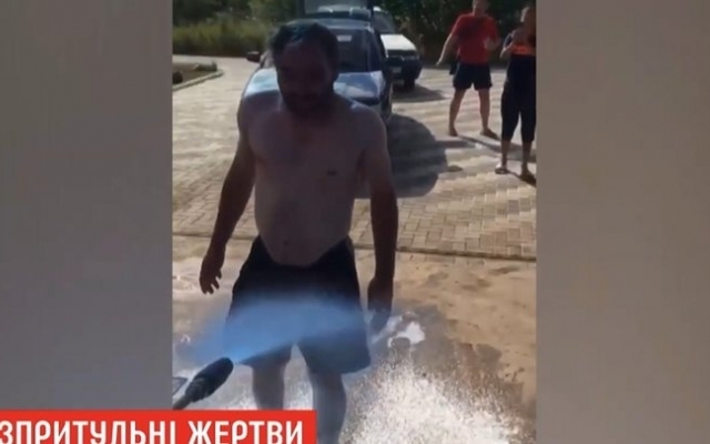 Таксист помыл бездомного на автомойке средствами для автомобилей Фото № 0 Таксист помыл бездомного на автомойке средствами для автомобилей Фото № 0