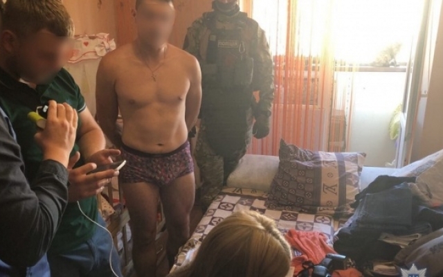 В Житомире отец-педофил снимал порнографию с участием своей 8-месячной дочкой(фото) Фото № 0 В Житомире отец-педофил снимал порнографию с участием своей 8-месячной дочкой(фото) Фото № 0