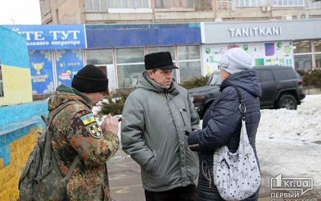 В Кривом Роге неизвестные сожгли государственный флаг Фото № 7 В Кривом Роге неизвестные сожгли государственный флаг Фото № 7
