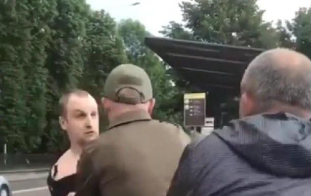 Во Львове замечание о защитной маске переросло в драку Фото № 0 Во Львове замечание о защитной маске переросло в драку Фото № 0