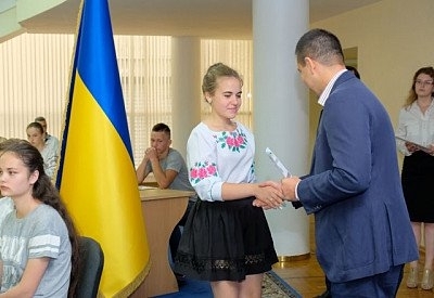 Школьница из Кривого Рога получила областную стипендию Фото № 0 Школьница из Кривого Рога получила областную стипендию Фото № 0