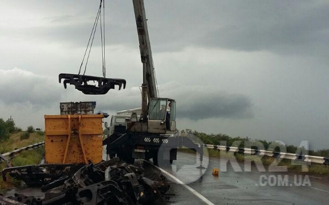 При въезде в Кривой Рог на мосту перевернулась фура и вылетела за пределы дороги, обошлось без жертв Фото № 1 При въезде в Кривой Рог на мосту перевернулась фура и вылетела за пределы дороги, обошлось без жертв Фото № 1