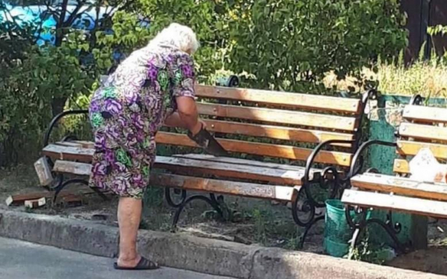 В Киеве бабушка распилила дворовую лавочку, чтобы избежать ночных посиделок под окнами (ФОТО) Фото № 0 В Киеве бабушка распилила дворовую лавочку, чтобы избежать ночных посиделок под окнами (ФОТО) Фото № 0