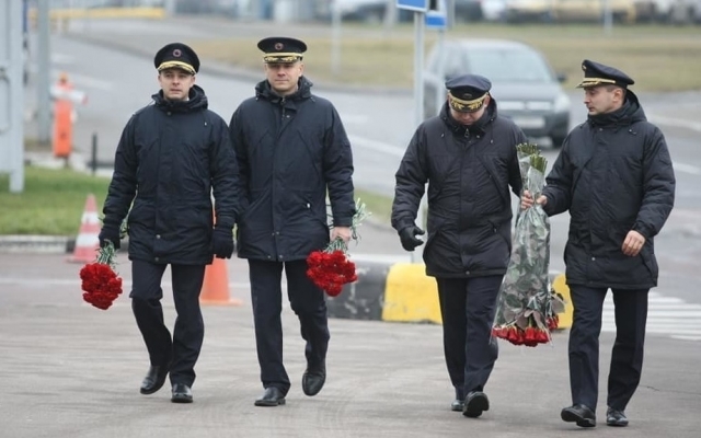 Встречали на коленях: в Борисполь прибыл экипаж с телами украинцев (ФОТО, ВИДЕО) Фото № 5 Встречали на коленях: в Борисполь прибыл экипаж с телами украинцев (ФОТО, ВИДЕО) Фото № 5