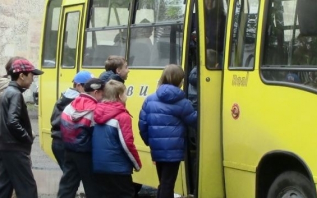 Криворожане собирают подписи за льготный проезд для школьников Фото № 0 Криворожане собирают подписи за льготный проезд для школьников Фото № 0