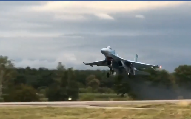 Украинские военные во время учений садили истребители на трассу Киев-Чоп и взлетали с нее (ВИДЕО) Фото № 0 Украинские военные во время учений садили истребители на трассу Киев-Чоп и взлетали с нее (ВИДЕО) Фото № 0