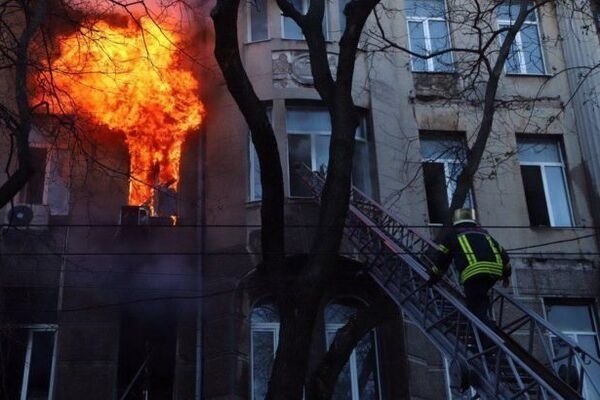Девочка, выпрыгнувшая из окна горящего колледжа в Одессе, сбила собой пожарного. Какой подвиг совершили спасатели (ФОТО) Фото № 0 Девочка, выпрыгнувшая из окна горящего колледжа в Одессе, сбила собой пожарного. Какой подвиг совершили спасатели (ФОТО) Фото № 0