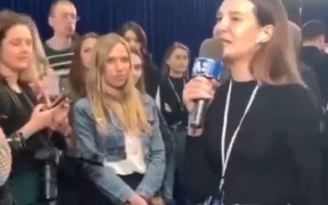 В сети обсуждают журналистку ТВ, которая весьма странно себя вела и обращалась к В сети обсуждают журналистку ТВ, которая весьма странно себя вела и обращалась к