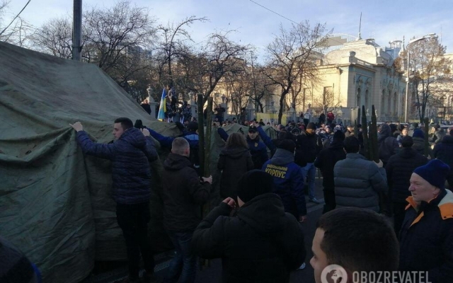 Копья, камни, газ и зеленка: под Верховной Радой митинги (ФОТО, ВИДЕО) Фото № 12 Копья, камни, газ и зеленка: под Верховной Радой митинги (ФОТО, ВИДЕО) Фото № 12