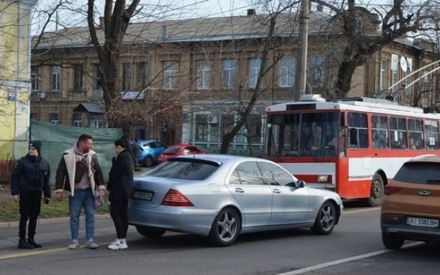 В Николаеве устроили самосуд над хамом-водителем, который сбил пешехода Фото № 1 В Николаеве устроили самосуд над хамом-водителем, который сбил пешехода Фото № 1