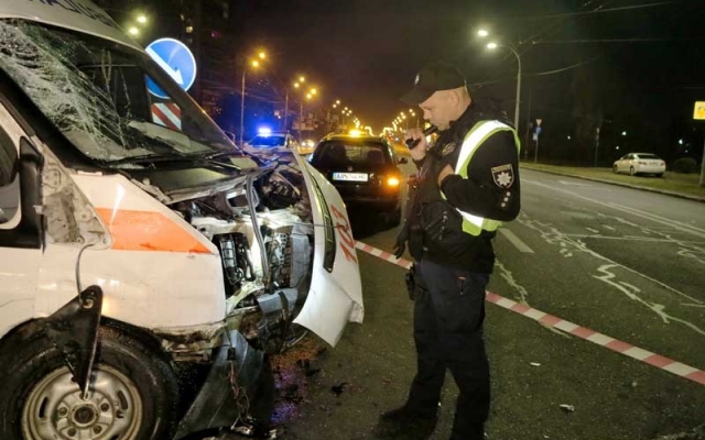 Автокатастрофа в Киеве: погибли двое медиков из бригады скорой помощи Фото № 2 Автокатастрофа в Киеве: погибли двое медиков из бригады скорой помощи Фото № 2