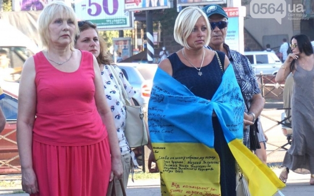 В Кривом Роге участники АТО и родственники погибших солдат провели митинг-реквием по погибшим в В Кривом Роге участники АТО и родственники погибших солдат провели митинг-реквием по погибшим в
