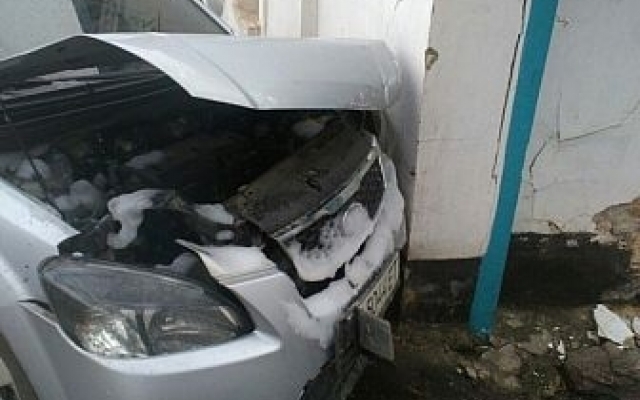 В центре Кривого Рога легковушка врезалась в жилой дом Фото № 1 В центре Кривого Рога легковушка врезалась в жилой дом Фото № 1