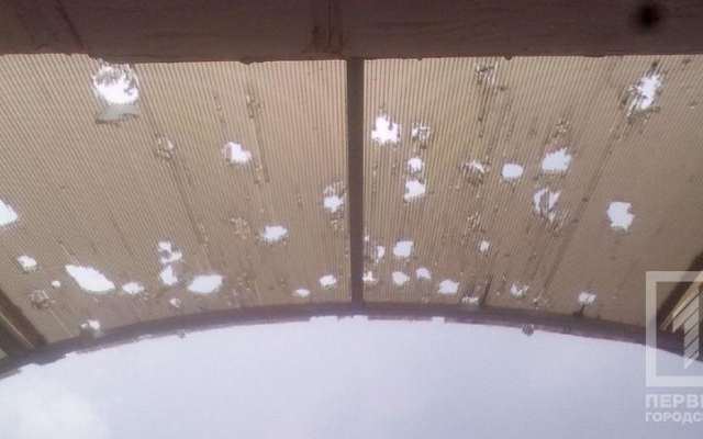 В Кривом Роге непогода разбила окна и снесла дома Фото № 1 В Кривом Роге непогода разбила окна и снесла дома Фото № 1