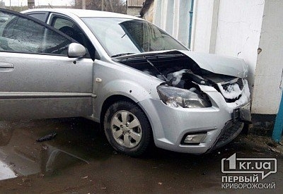 В центре Кривого Рога легковушка врезалась в жилой дом Фото № 0 В центре Кривого Рога легковушка врезалась в жилой дом Фото № 0