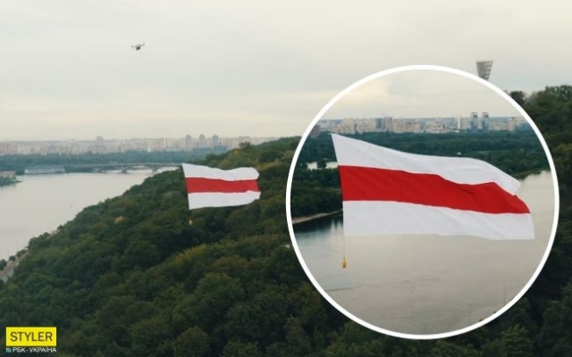 В киевском небе в поддержку протестов запустили огромный флаг Беларуси (ВИДЕО) Фото № 0 В киевском небе в поддержку протестов запустили огромный флаг Беларуси (ВИДЕО) Фото № 0