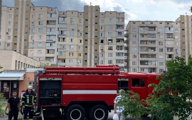 На Позняках вновь беда: на той же улице, где произошел ранее взрыв, загорелась многоэтажка (ФОТО, ВИДЕО) Фото № 1 На Позняках вновь беда: на той же улице, где произошел ранее взрыв, загорелась многоэтажка (ФОТО, ВИДЕО) Фото № 1