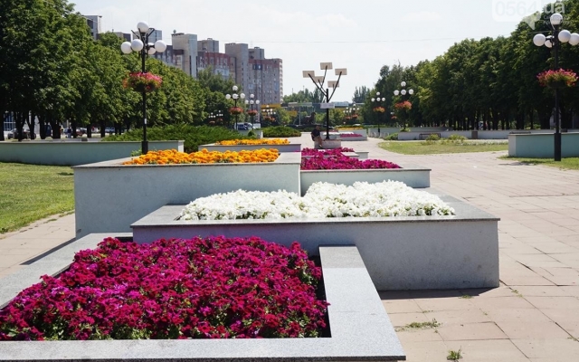 Аллея 200 каштанов в Кривом Роге: лавки целы, урны - разбиты Фото № 17 Аллея 200 каштанов в Кривом Роге: лавки целы, урны - разбиты Фото № 17