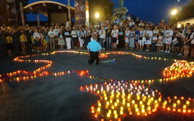 Россиянин стал на колени перед родными погибших на Донбассе Фото № 0 Россиянин стал на колени перед родными погибших на Донбассе Фото № 0