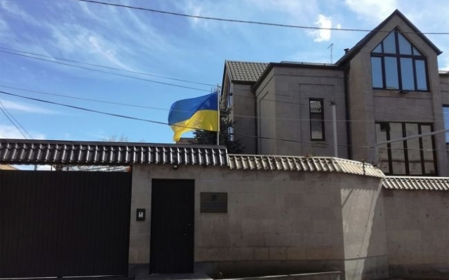 Активисты в Ереване атаковали посольство Украины (ВИДЕО) Фото № 0 Активисты в Ереване атаковали посольство Украины (ВИДЕО) Фото № 0