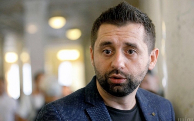Давид Арахамия в эфире телепередачи пообещал отдать всю свою зарплату переселенке из Донбасса, которая выживает в Украине (ВИДЕО) Фото № 0 Давид Арахамия в эфире телепередачи пообещал отдать всю свою зарплату переселенке из Донбасса, которая выживает в Украине (ВИДЕО) Фото № 0