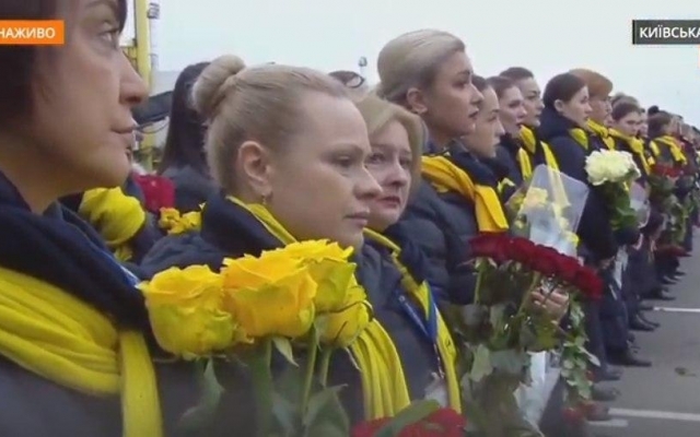 Встречали на коленях: в Борисполь прибыл экипаж с телами украинцев (ФОТО, ВИДЕО) Фото № 18 Встречали на коленях: в Борисполь прибыл экипаж с телами украинцев (ФОТО, ВИДЕО) Фото № 18