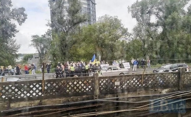 Митингующие в Киеве перекрыли мост метро (ФОТО, ВИДЕО) Фото № 2 Митингующие в Киеве перекрыли мост метро (ФОТО, ВИДЕО) Фото № 2