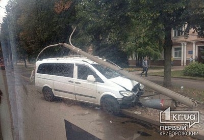 Возле райисполкома в Кривом Роге микроавтобус снес столб Фото № 0 Возле райисполкома в Кривом Роге микроавтобус снес столб Фото № 0