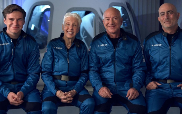 Джефф Безос показал, как он и экипаж корабля New Shepard развлекались в невесомости (ВИДЕО) Фото № 0 Джефф Безос показал, как он и экипаж корабля New Shepard развлекались в невесомости (ВИДЕО) Фото № 0