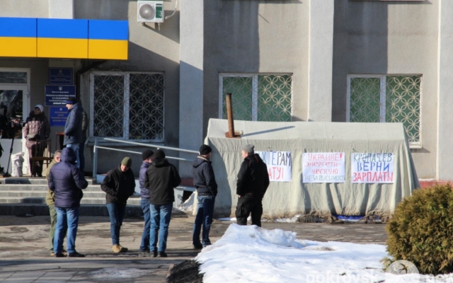 Вышли и приковали себя цепями: на Донбассе протестуют шахтеры (ФОТО) Фото № 3 Вышли и приковали себя цепями: на Донбассе протестуют шахтеры (ФОТО) Фото № 3