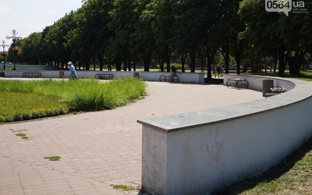 Аллея 200 каштанов в Кривом Роге: лавки целы, урны - разбиты Фото № 4 Аллея 200 каштанов в Кривом Роге: лавки целы, урны - разбиты Фото № 4