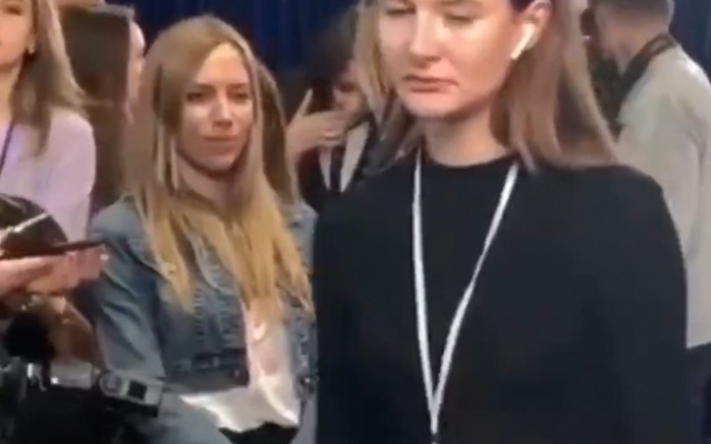 В сети обсуждают журналистку ТВ, которая весьма странно себя вела и обращалась к В сети обсуждают журналистку ТВ, которая весьма странно себя вела и обращалась к