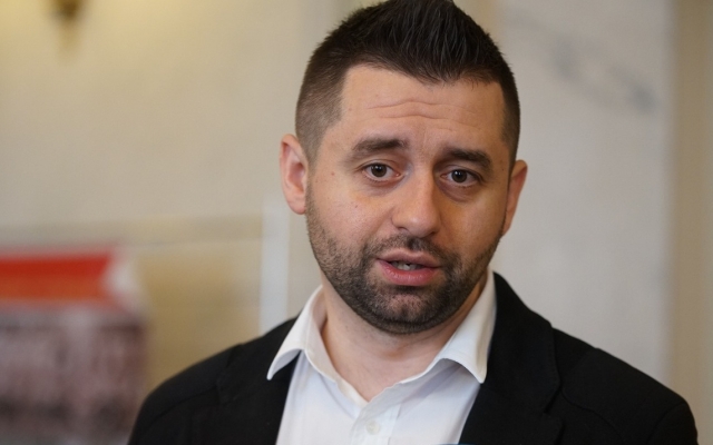 Давид Арахамия обнаружил на своем автомобиле неизвестное устройство Фото № 0 Давид Арахамия обнаружил на своем автомобиле неизвестное устройство Фото № 0